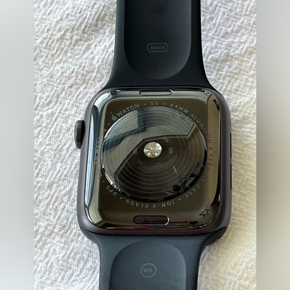 Apple Watch SE 1st Generation (44mm) - Picture 3 of 6